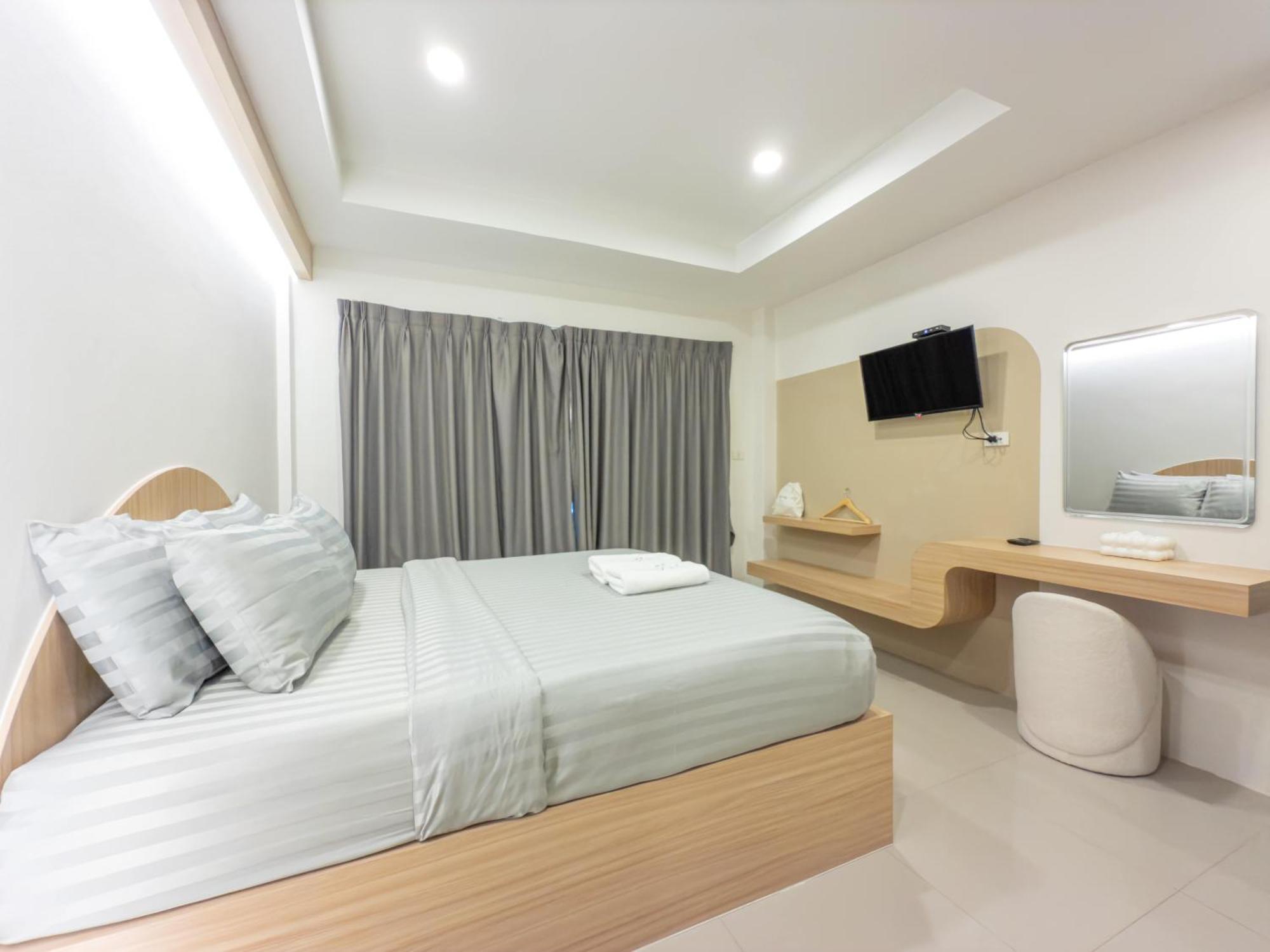 The Seathru Koh Larn Hotel Pattaya Exterior photo